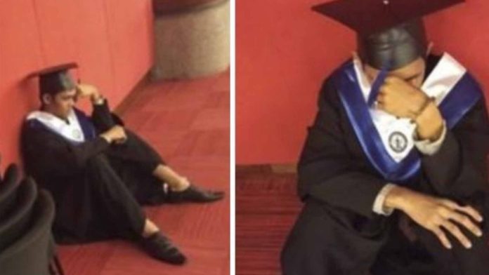 Joven llora en su graduación