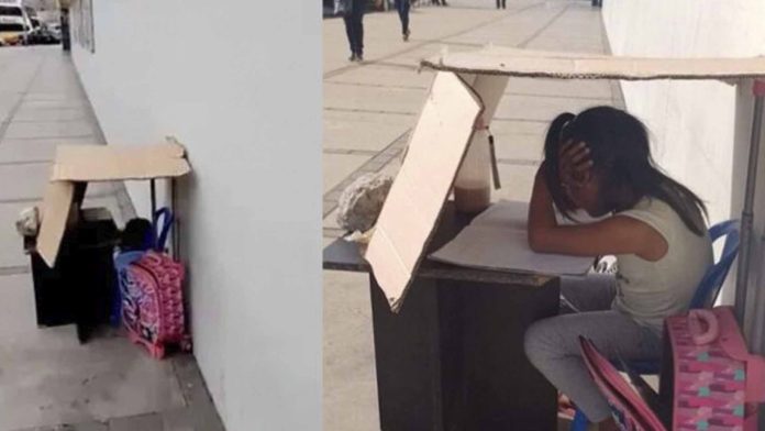 Niña estudia bajo un techo de cartón mientras su papá trabaja lavando autos