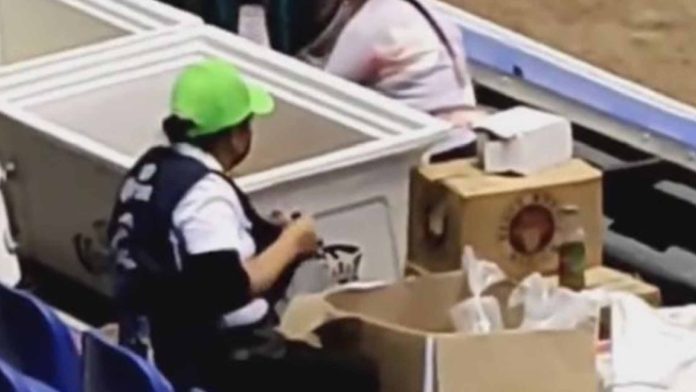 Vendedor de cerveza reciclaba vasos usados; los limpiaba con el mandil