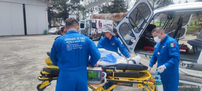 Trasladan a mujer vía aérea por complicaciones post parto