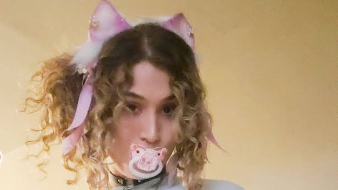 Mujer de 28 años usa biberón y vive como bebé por hobby