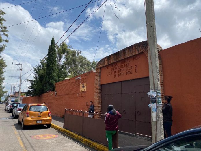¡Divididos! Cuota de 500 pesos en primaria provoca riña entre padres de familia