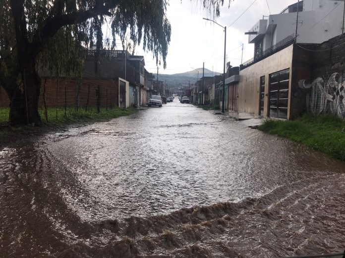 Lluvia deja calles inundadas al poniente de Morelia