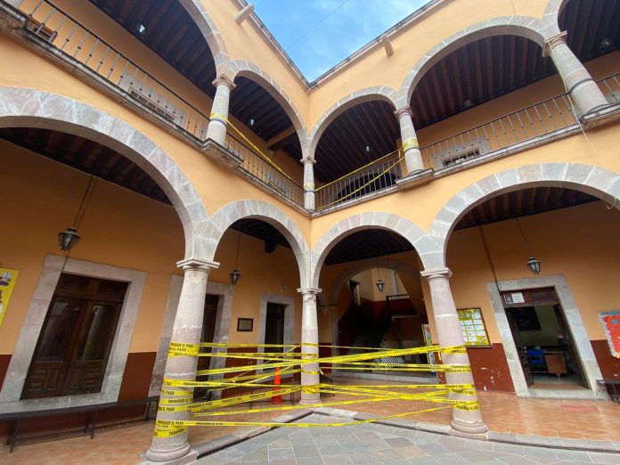 En riesgo la vida de más de 400 alumnos por pilares en escuela; SEE no atiende