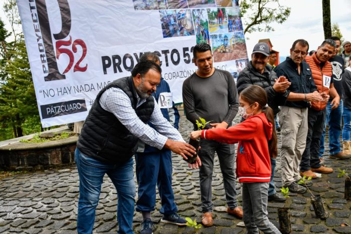 El presidente municipal de Pátzcuaro, Julio Alberto Arreola Vázquez, encabezó la jornada de reforestación