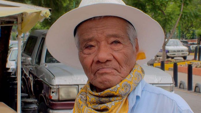 Con 95 años y el corazón roto, continúa su labor el último de los primeros 11 locatarios del zoo de Morelia