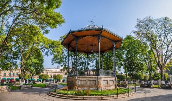 Plaza de Armas, entre el paseo familiar y la vida artística de Morelia