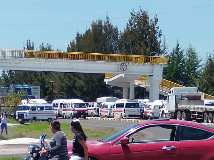 300 transportistas se manifiestan en Maravatío; exigen seguridad