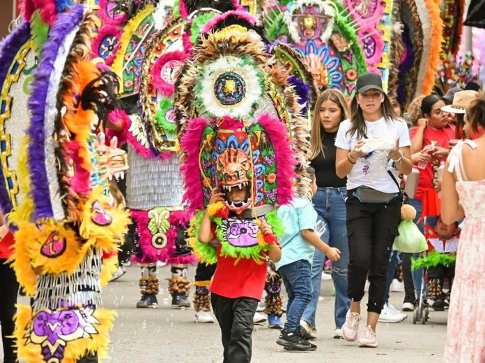Los Tlahualiles, color, tradición y belleza michoacana