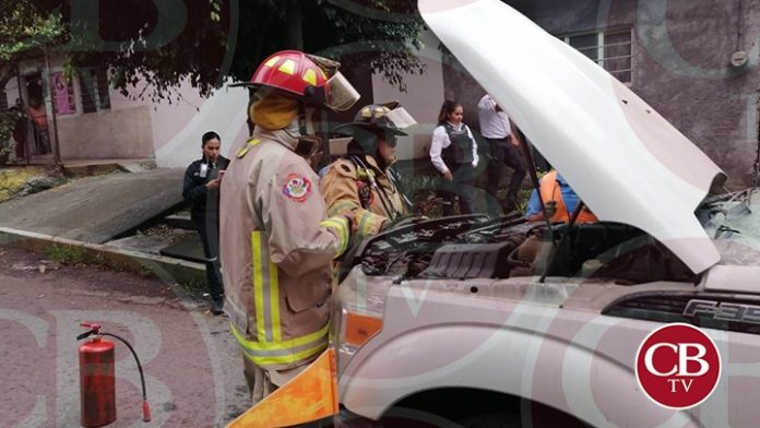 Se prende camioneta en la avenida La Joya