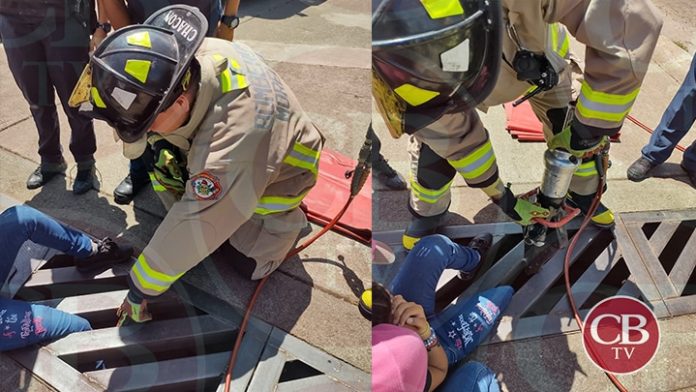 Niña queda atrapada en una alcantarilla de Villas del Pedregal