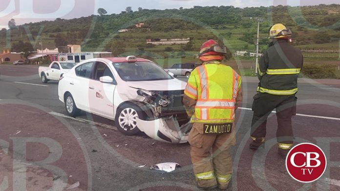 Se embarran dos autos de frente; hay seis heridos