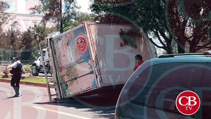 Vuelca camión de lácteos a la altura de Ciudad Industrial de Morelia