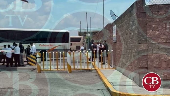 Chofer de autobús retenido por normalistas, choferes bloquean la Terminal