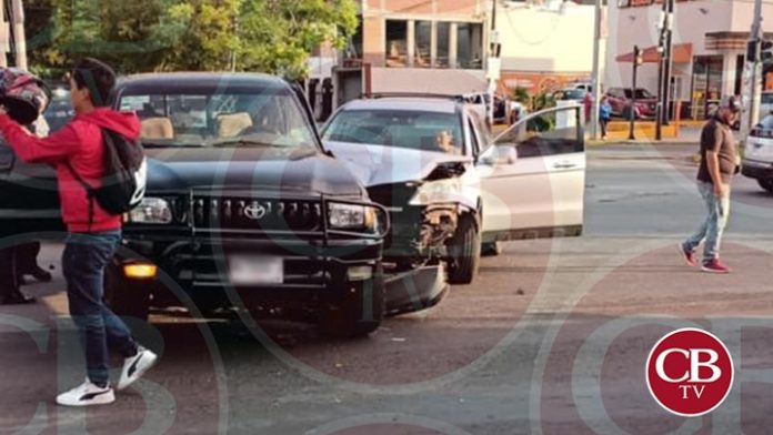 Se pasó el semáforo y chocó una camioneta en Camelinas