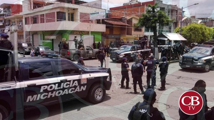 Libre el acceso a San Juan Nuevo, civiles retiran bloqueo