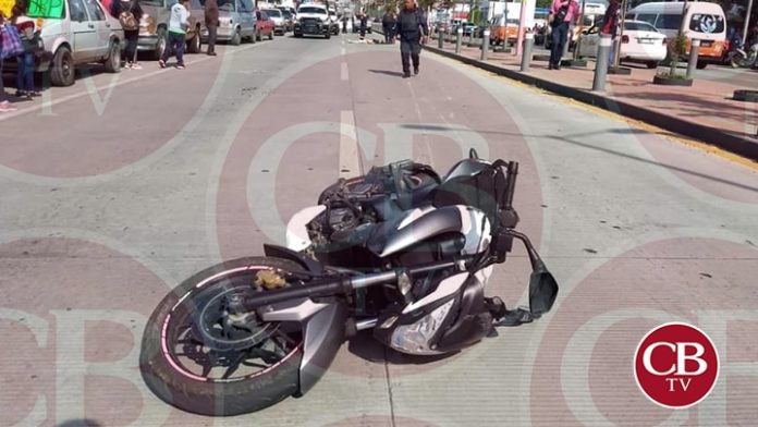 Se mata motociclista al chocar con camioneta en Zitácuaro