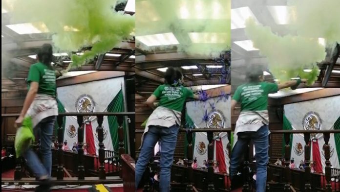 Ante iniciativa de cuidado de embriones, colectivas feministas irrumpen en el Congreso del Estado