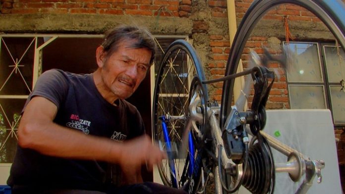 Luego de 50 años de servicio; cierra su taller para cuidar a su esposa enferma