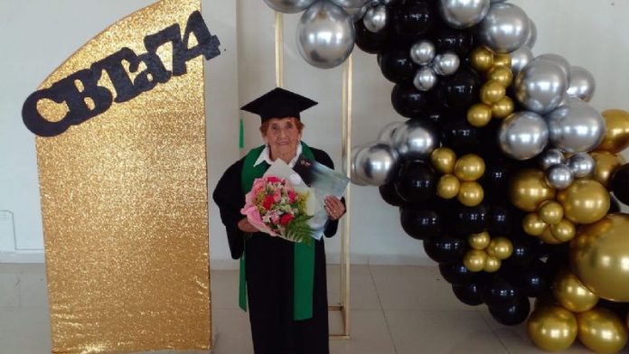 Abuelita de 84 años se gradúa de bachillerato en Cadereyta, Nuevo León