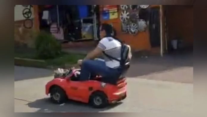 VIDEO: El “Rayo McQueen” de Morelia en carrito montable de juguete