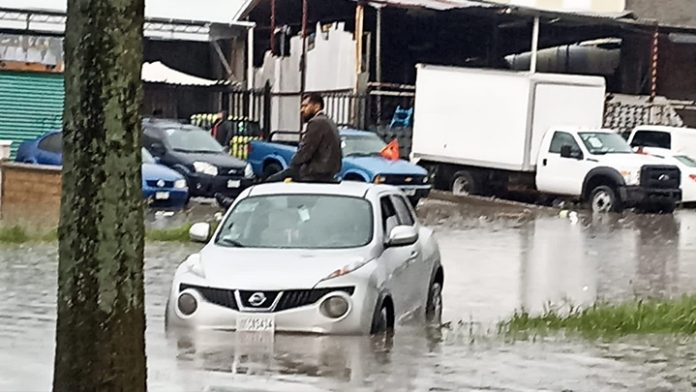 Hasta 200 mil pesos costaría reparar tu auto varado en una inundación