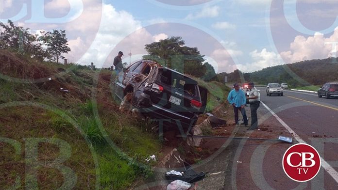 Vuelca 5 veces su camioneta y sale ileso en la Siglo XXI