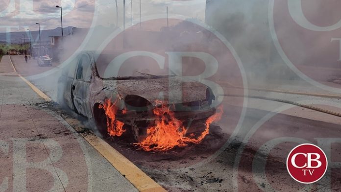 Fuego infernal destruye auto en La Aldea