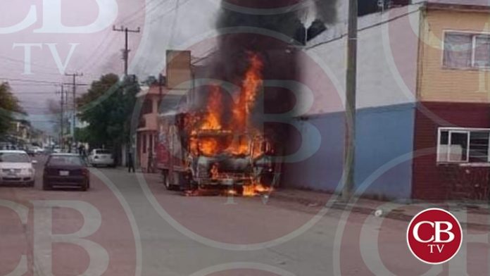 Queman vehículos en Uruapan