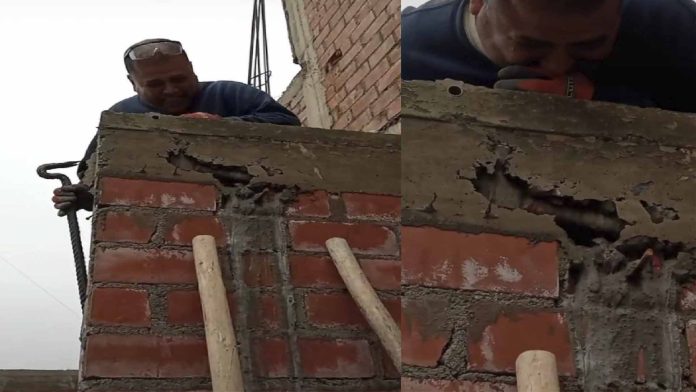 Albañiles dejan martillo dentro de un muro 