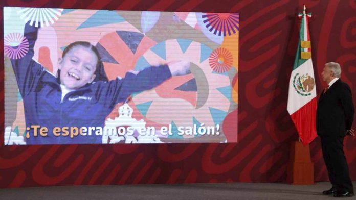 AMLO celebra regreso a clases