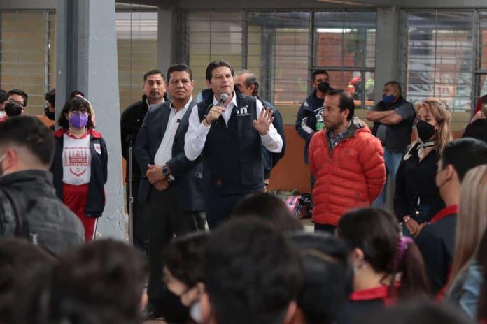 Con todo y lluvia, acompaña Alfonso Martínez inicio de clases en Morelia
