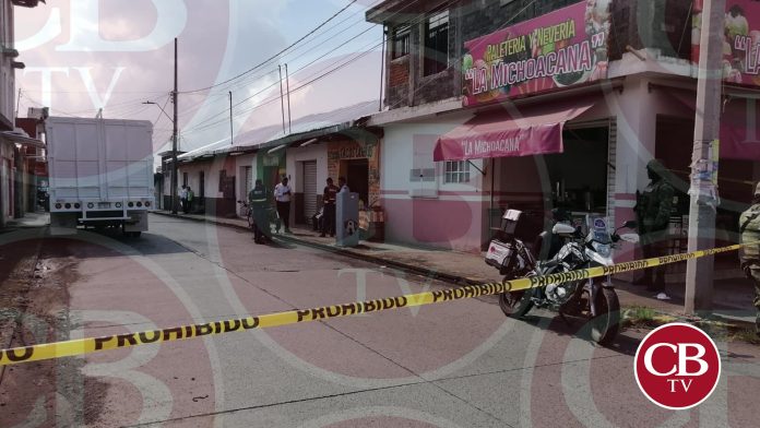 Almorzaba y balean por la espalda afuera del Panteón de Uruapan