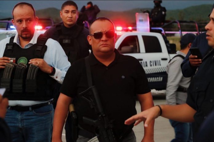Zamora, Michoacán, 31 de agosto del 2022.- La Secretaría de Seguridad Pública (SSP) en coordinación con la Policía Municipal incrementaron el despliegue de la operación Blindaje Zamora, lo que permitió realizar la detención de dos personas del sexo masculino, una de éstas está considerada como un objetivo delincuencial prioritario, la cual cuenta con varias órdenes de aprehensión por cumplimentar; a los implicados se les aseguraron dos armas de fuego, 40 cartuchos útiles, 24 envoltorios que contenían sustancia granulada al parecer metanfetamina y dos artefactos explosivos de fabricación casera, así como un vehículo. Tras la instrucción del secretario de SP, General José Alfredo Ortega Reyes, el subsecretario de Operación Policial, José Ortega Silva, encabezó las tareas que la Guardia Civil y la Policía Municipal llevan a cabo en esta ciudad y municipios colindantes, a fin de combatir conductas generadoras de violencia. Al efectuar patrullajes preventivos sobre la colonia Los Laureles de esta población los uniformados ubicaron una unidad de la marca Chevrolet, misma que era tripulada por dos hombres, a quienes se les localizó un arma corta calibre .45 milímetros y un fusil calibre .223, además de cartuchos útiles, droga y dos artefactos explosivos. Asimismo, tras verificar los antecedentes de los ahora implicados se confirmó que uno de éstos es un presunto objetivo delincuencial, mismo que tiene varios mandatos judiciales vigentes. Una vez realizadas las actuaciones respectivas, los indiciados y lo decomisado serán presentados ante la autoridad correspondiente para determinar su situación jurídica. El Blindaje Zamora se mantiene firme a través de acciones coordinadas y contundentes, con la finalidad de disminuir la incidencia delictiva y garantizar la tranquilidad y seguridad de la población zamorana.