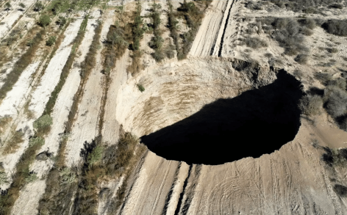 Se forma socavón de 200 metros de profundidad en Tierra Amarilla, Chile