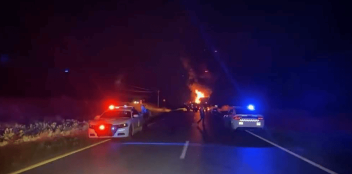 Hombres armados bloquean con autos incendiados carretera en Zacatecas