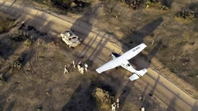 Comando armado se roba una avioneta, la desarma y se la lleva en tráiler
