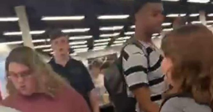 VIDEO: Empleados de zapatería renuncian al mismo tiempo porque estaban cansados de su jefe