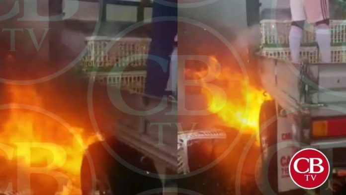 Video: ¡Pollos Rostizados! Deja incendio de camioneta