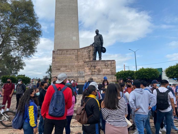¡También regresaron manifestaciones!; normalistas se concentran en el obelisco Cárdenas