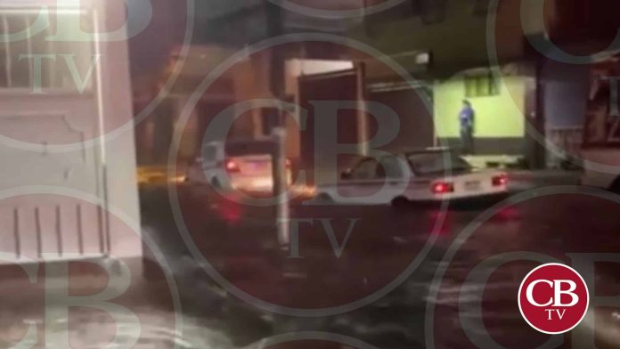 VIDEO: Por “necios”, taxistas quedan varados en calle inundada en Uruapan