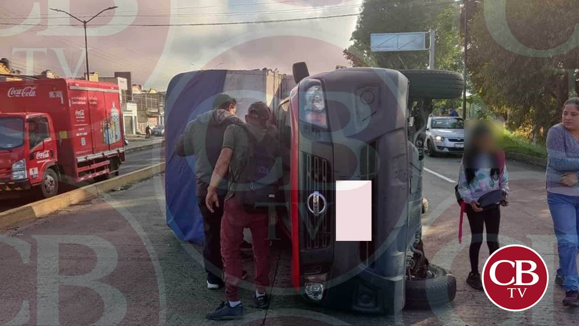 Se vuelca por exceso de velocidad