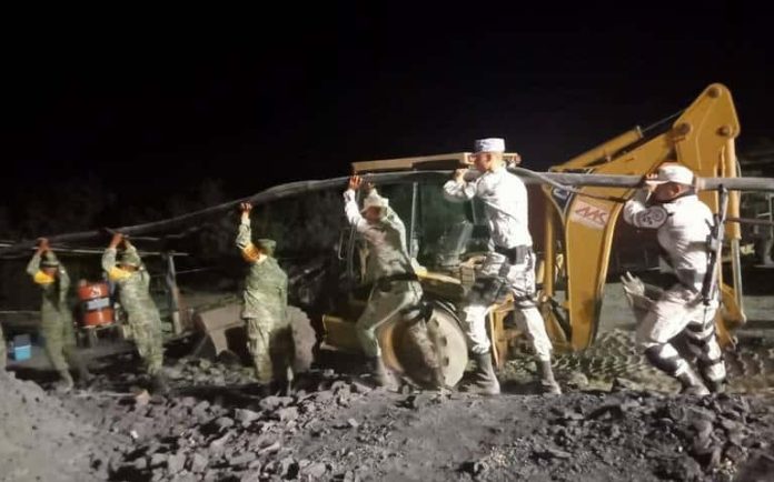 A una semana del derrumbe de mina en Coahuila : Familiares están desesperados