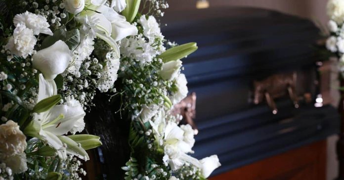 Dan por muerta a una niña y despierta durante su funeral