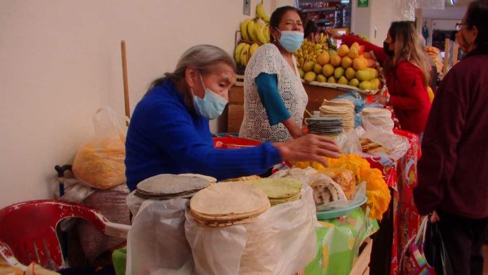 Más de 70 años vendiendo sus tortillas; Angelita sigue de pie en mercado Santo Niño