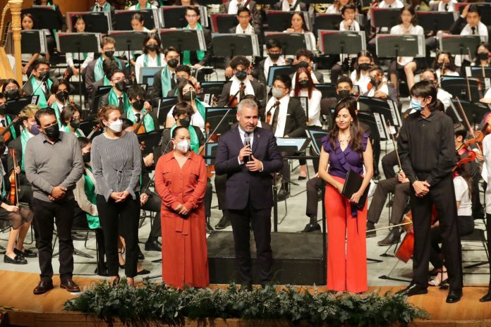 Acude Bedolla a concierto de la Orquesta Sinfónica Infantil de México