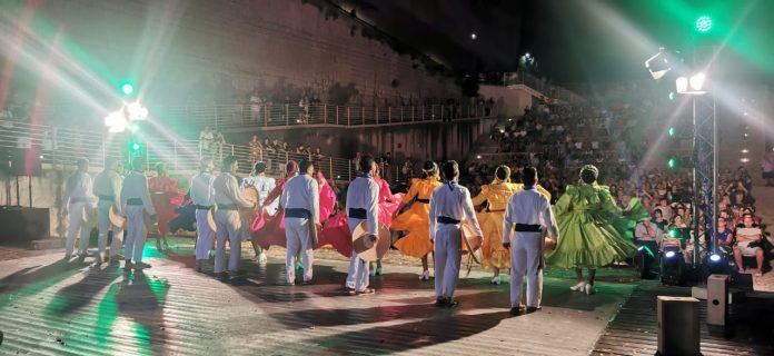 Europeos muy michoacanos; así bailan al ritmo de la Danza de los Viejitos