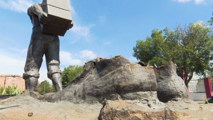 A 7 meses de su derrumbe, no saben qué hacer con escultura de Los Constructores