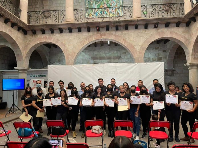 Entrega Gobierno de Tarímbaro reconocimientos de curso de estilismo gratuito