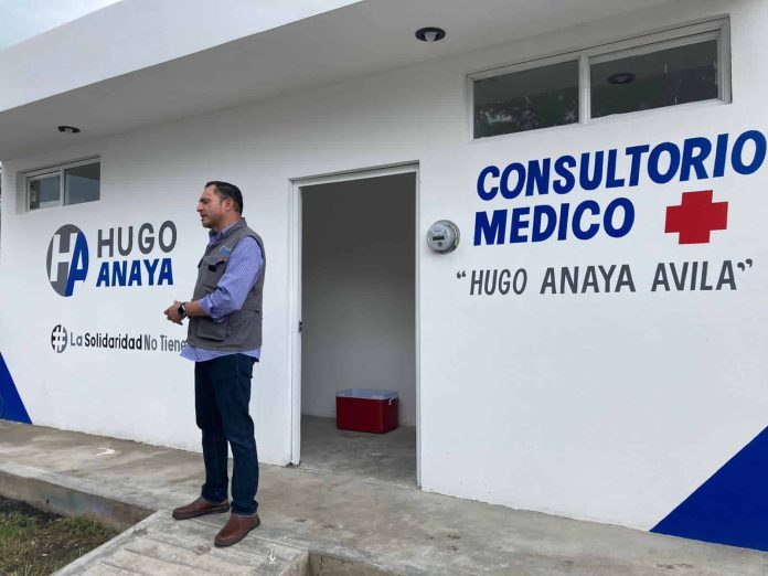 ¡Juntos!, habitantes de Cujuarato y el diputado Hugo Anaya construyen dispensario médico